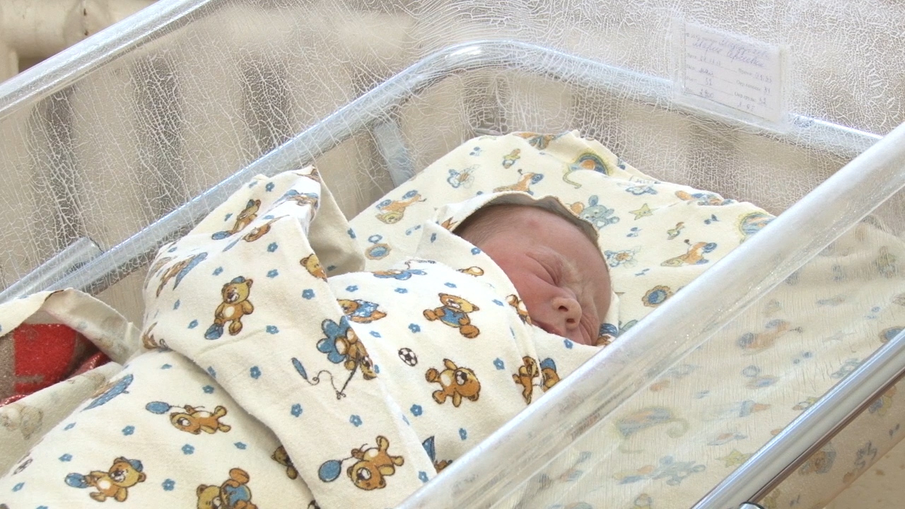 свидетельство о рождении. регистрация рождения ребенка. свидетельство о рождении ребенка фото. регистрация новорожденного ребенка. новорожденный ребенок и свидетельство о рождении.