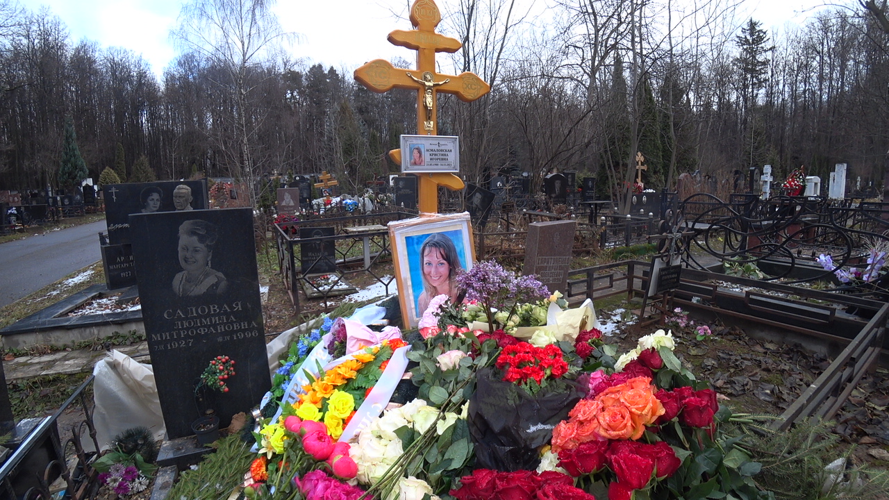 Как умерла жена жеки. Могила Сличенко на Троекуровском кладбище. Могила Юрия Шатунова Троекуровское кладбище могила. Осин могила Троекуровское кладбище.