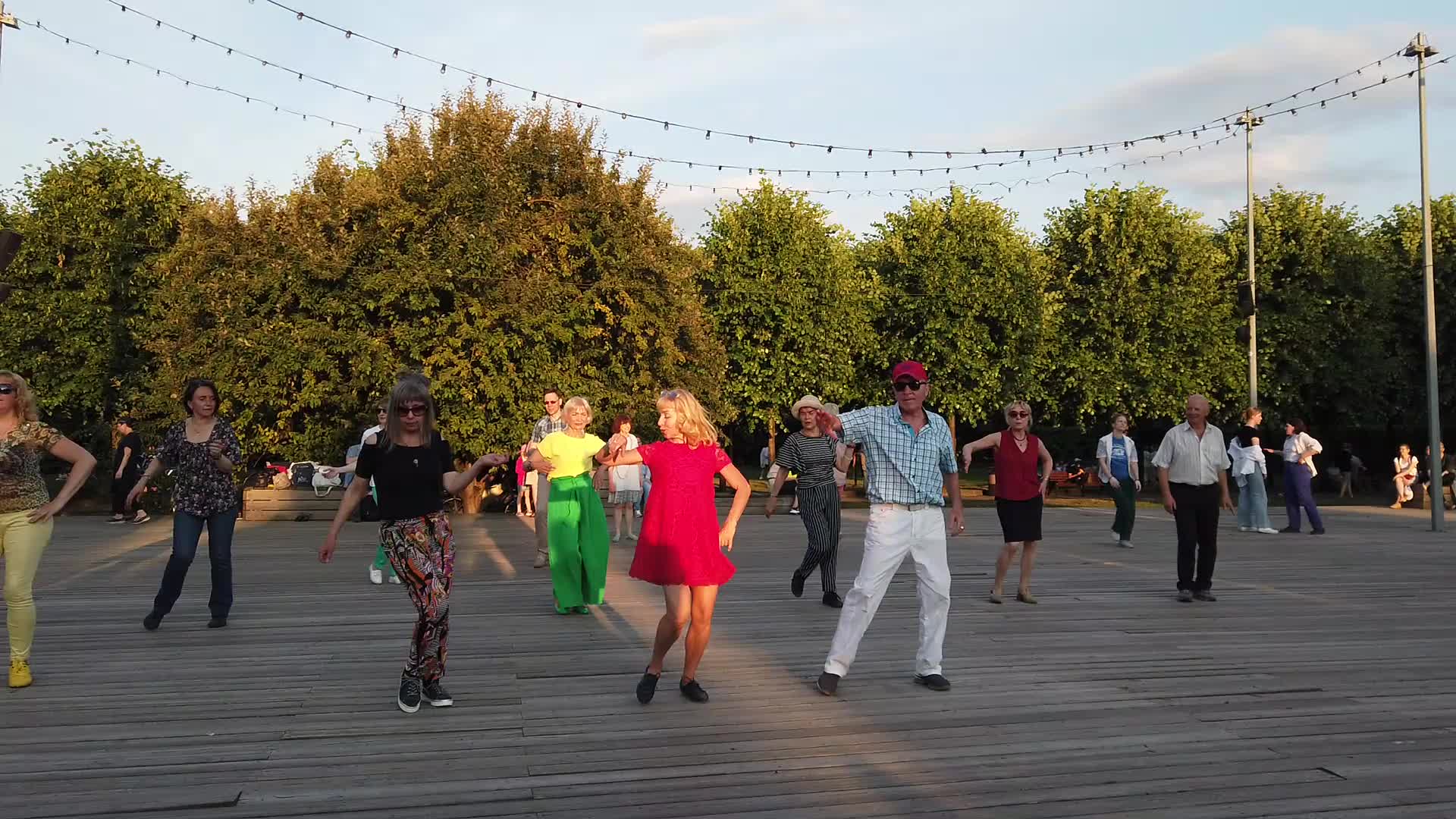 танцы на набережной в парке горького