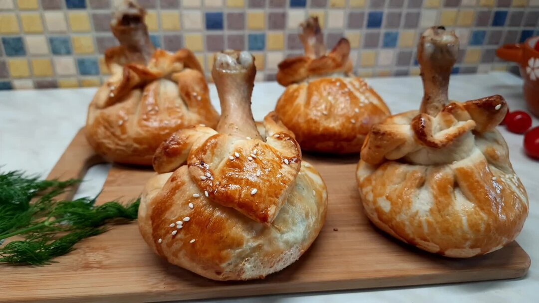 Курица в мешочке из слоеного теста. Ножки в мешочке из слоеного теста. Куриные ножки в слоеном тесте. Куриные ножки в мешочке. Курица в мешочке из слоеного теста.