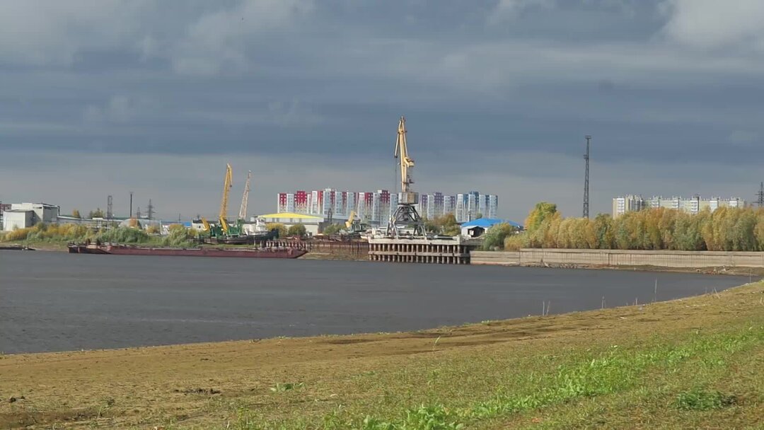 Река обь в нефтеюганске. Юганская обь река мост. Мост в нефтеюганске через юганскую обь. Юганская обь река. Юганская протока.
