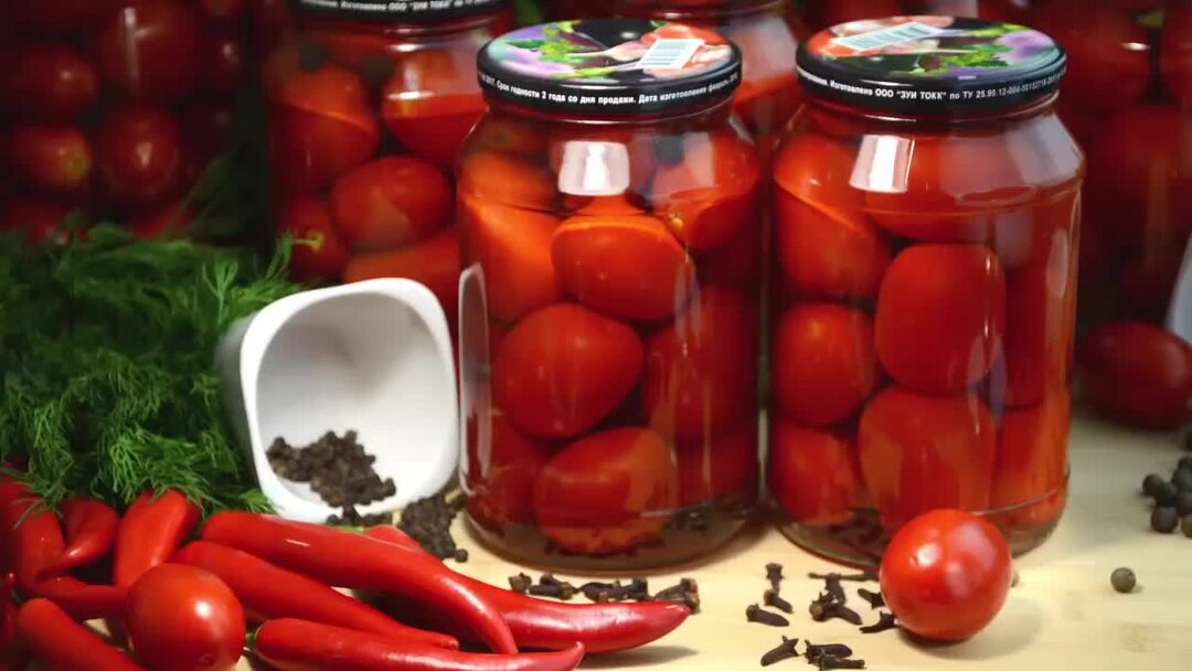 Вкусные помидоры на зиму рецепты на литровую. Сладкие помидоры на зиму. Помидоры маринованные сладкие. Помидоры с гвоздикой на зиму сладкие. Закрученные помидоры.