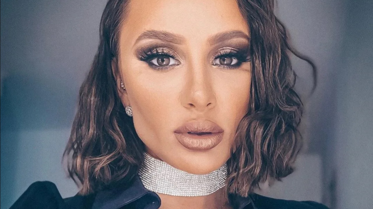 ANNA ASTI - Я ПАХНУ ЛИШЬ ТОБОЙ слушать | Анна Асти feat. Artik, Глюкоза ...