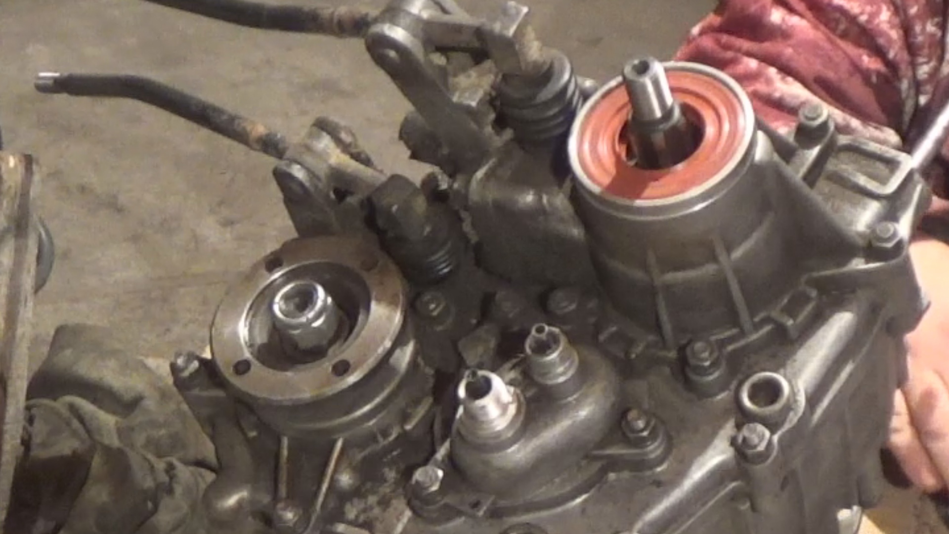 Нива 2131 отрывает подушки раздатки. Раздатка нива первичный вал. Подушка раздатки нива шевроле. Электропривод рк нива. Сальник раздатки нива.