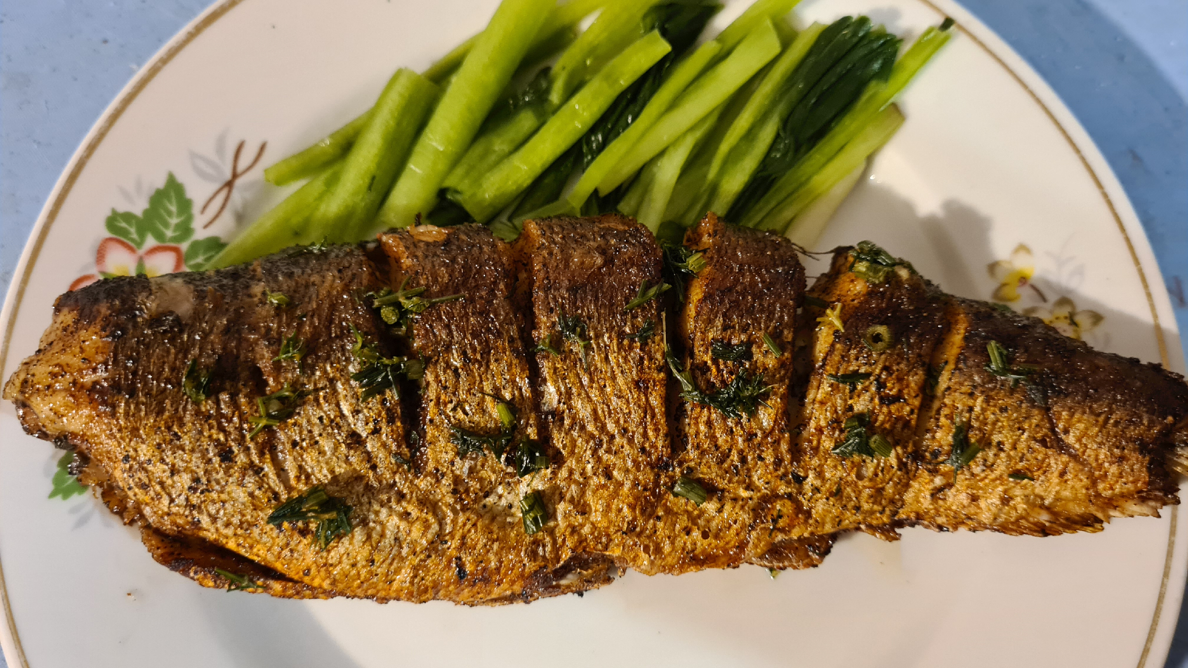 Сиг запеченный. Сиг запеченный. Сиг рыба мясо. Сиг рыба рецепты. Рыбная нарезка.