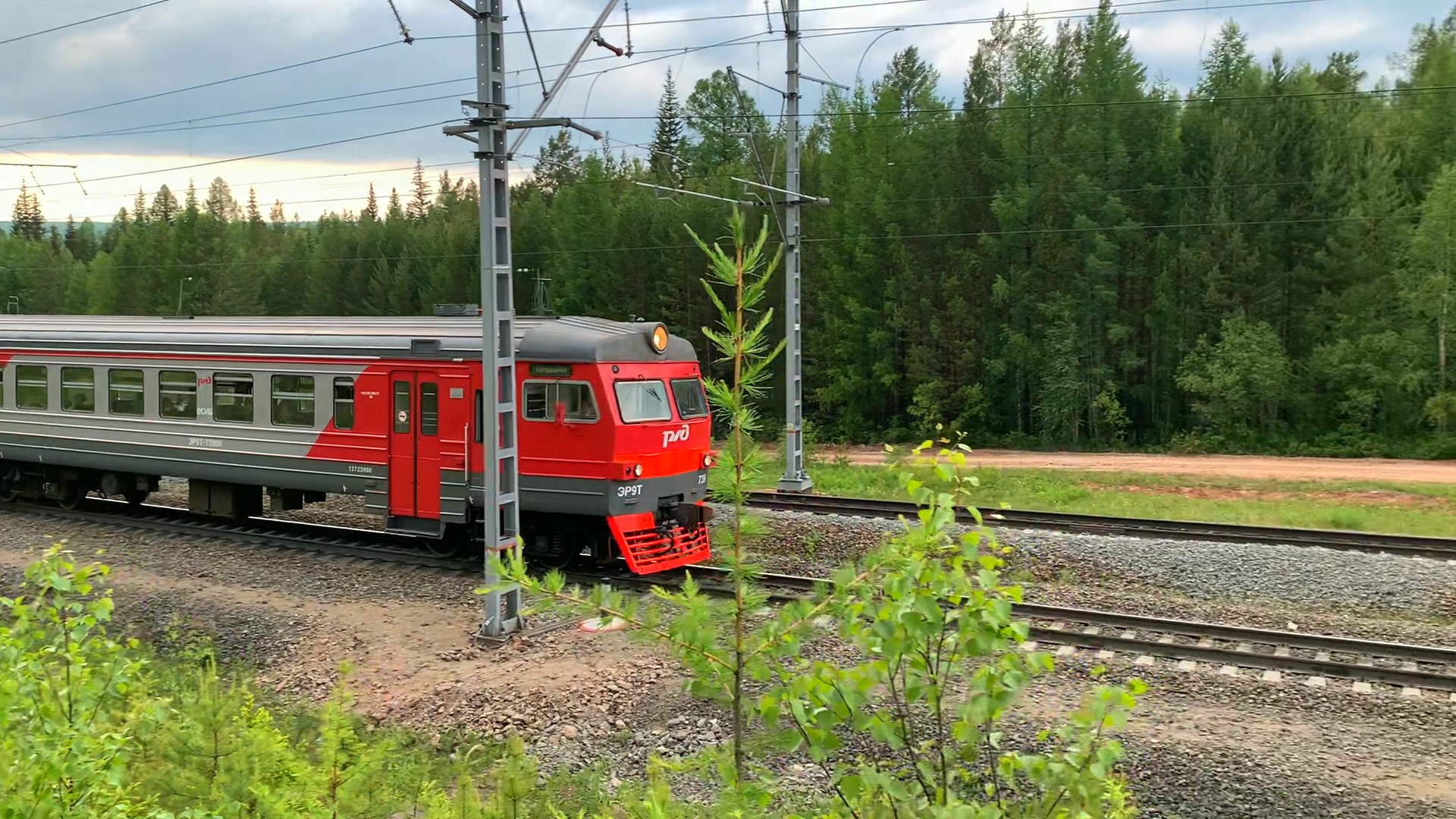 Коршуниха ангарская. Российские поезда. Грузовой поезд. Поезд в городе. Около поезда.