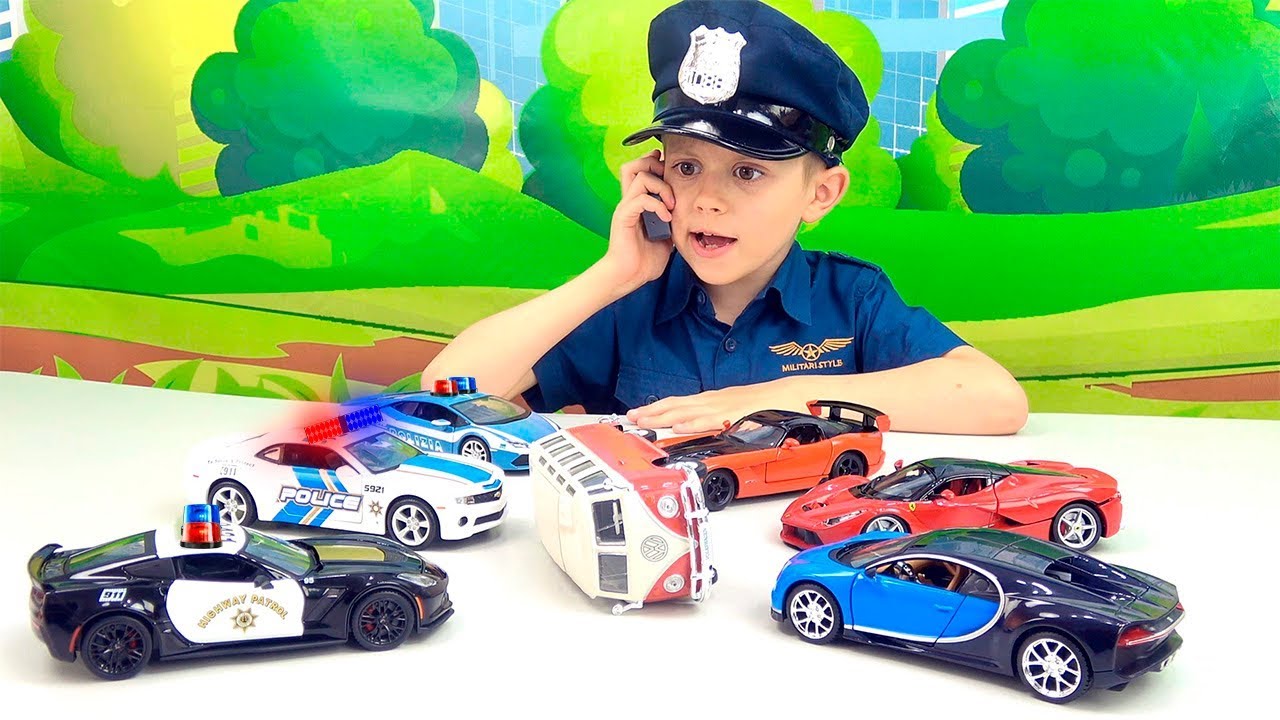 Включи для мальчиков 7 лет. Мальчик играется в машинки. Машинки для мальчиков. Даник и игрушки полицейский.