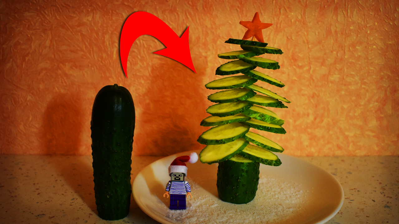 Украшение салатов огурцом на новый год. Как сделать елочку из соленых огурцов. Огурцы елочкой нарезка. Елочка из огурца. Елочка из свежего огурца.