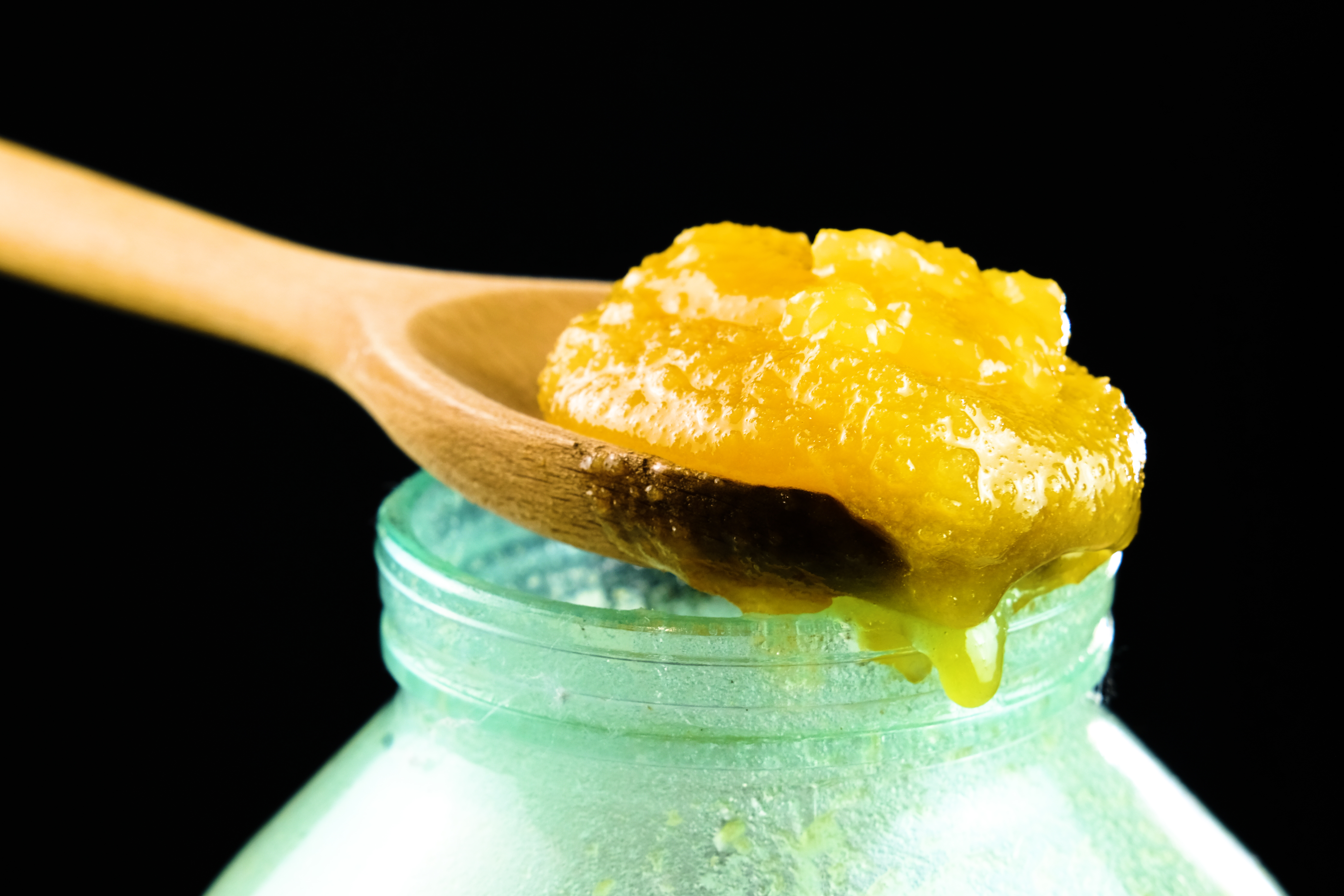 Можно растопить мед в микроволновке. Растопленный мед. Для растапливания меда. Растопленный мед засахаривается. Мёд засахарился.