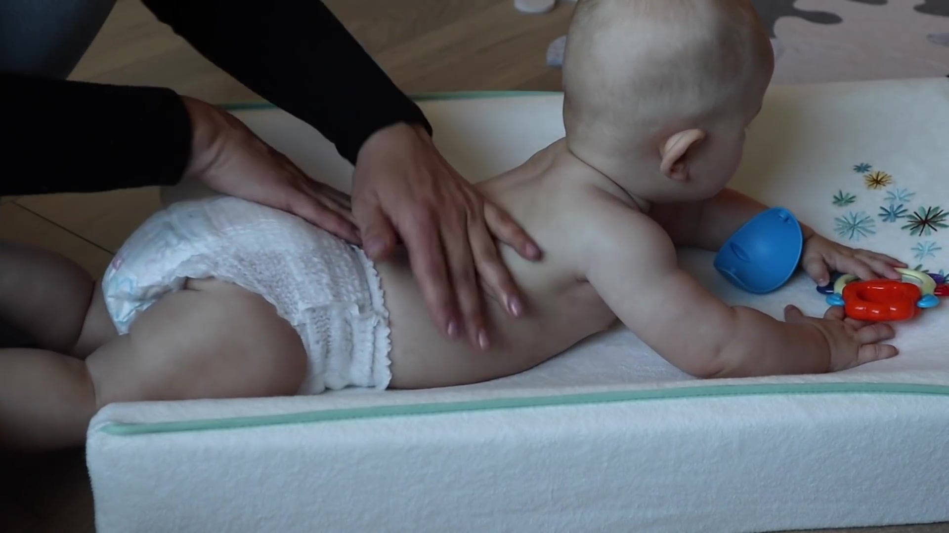 Видео детей 6 месяцев. Ребёнок скрещивает ножки в 6 месяцев. Как ставить на четвереньки малыша 6мем.