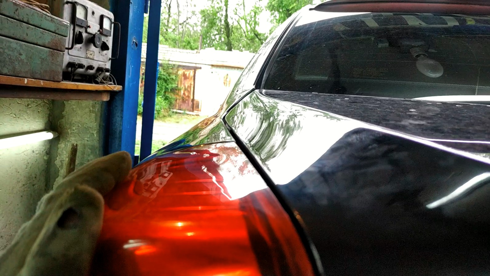 Зазор крышки багажника приора хэтчбек. Киа рио 3 зазоры крышки багажника. Мазда 3 зазоры крышки багажника. Зазоры крышки багажника. Рапид 2 крышка багажника.