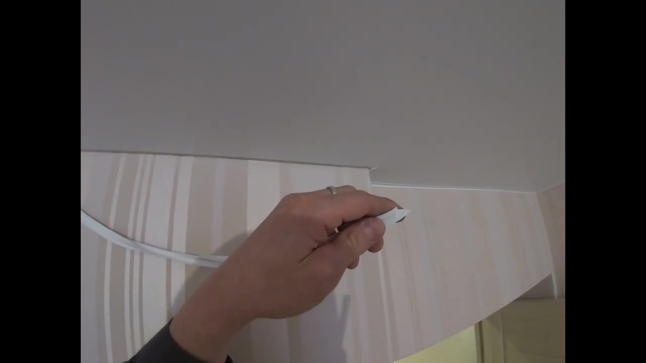 Как вставить вставку в натяжной потолок. Плинтус потолочный для натяжного потолка nb60 48х29х2000мм. Декоративная лента для натяжного потолка. Ф образная маскировочная лента. Плинтус gp-28 2м для натяжных потолков.