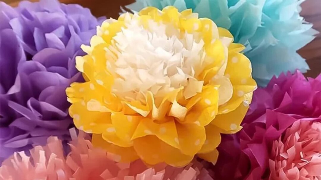 Цветы из папиросной бумаги. Помпоны из тишью. Тишью как сделать. Помпоны из бумаги тишью. Шары из тишью.