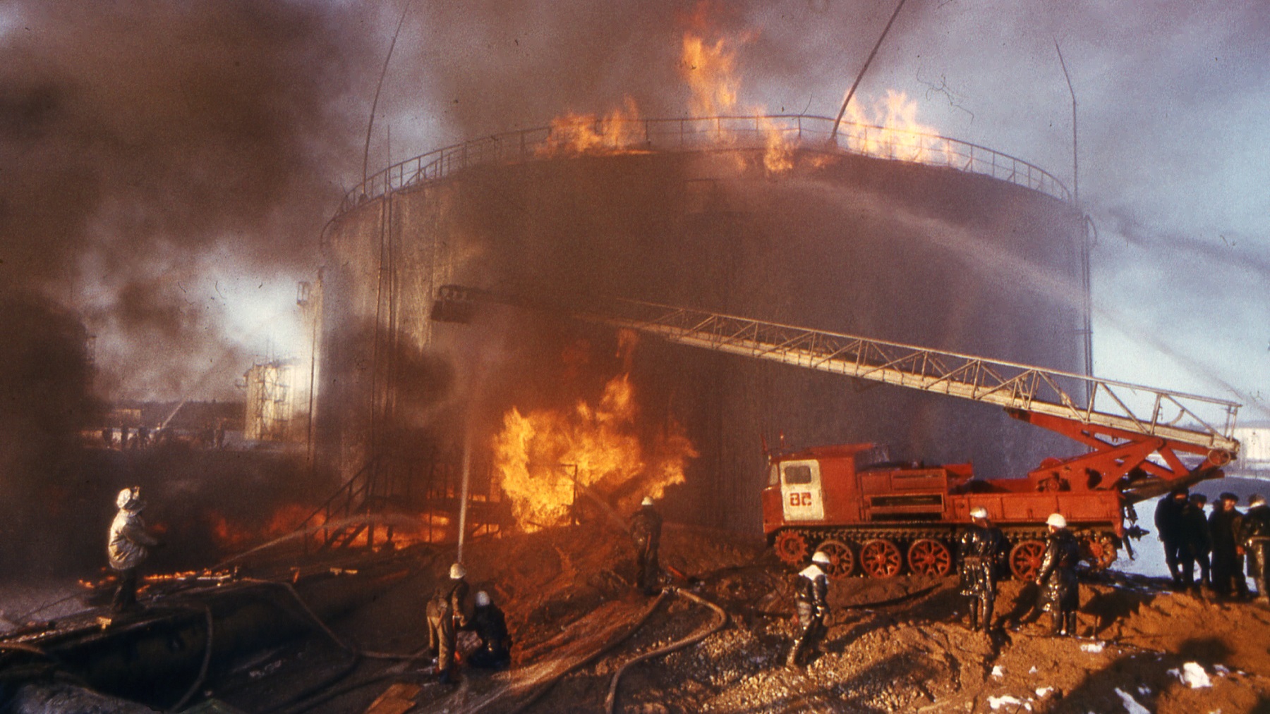 Горящий завод. НПЗ Кириши пожар. Пожар на Киришском НПЗ 1986. Взрыв на НПЗ Кириши. 1986 Год пожар Кириши.