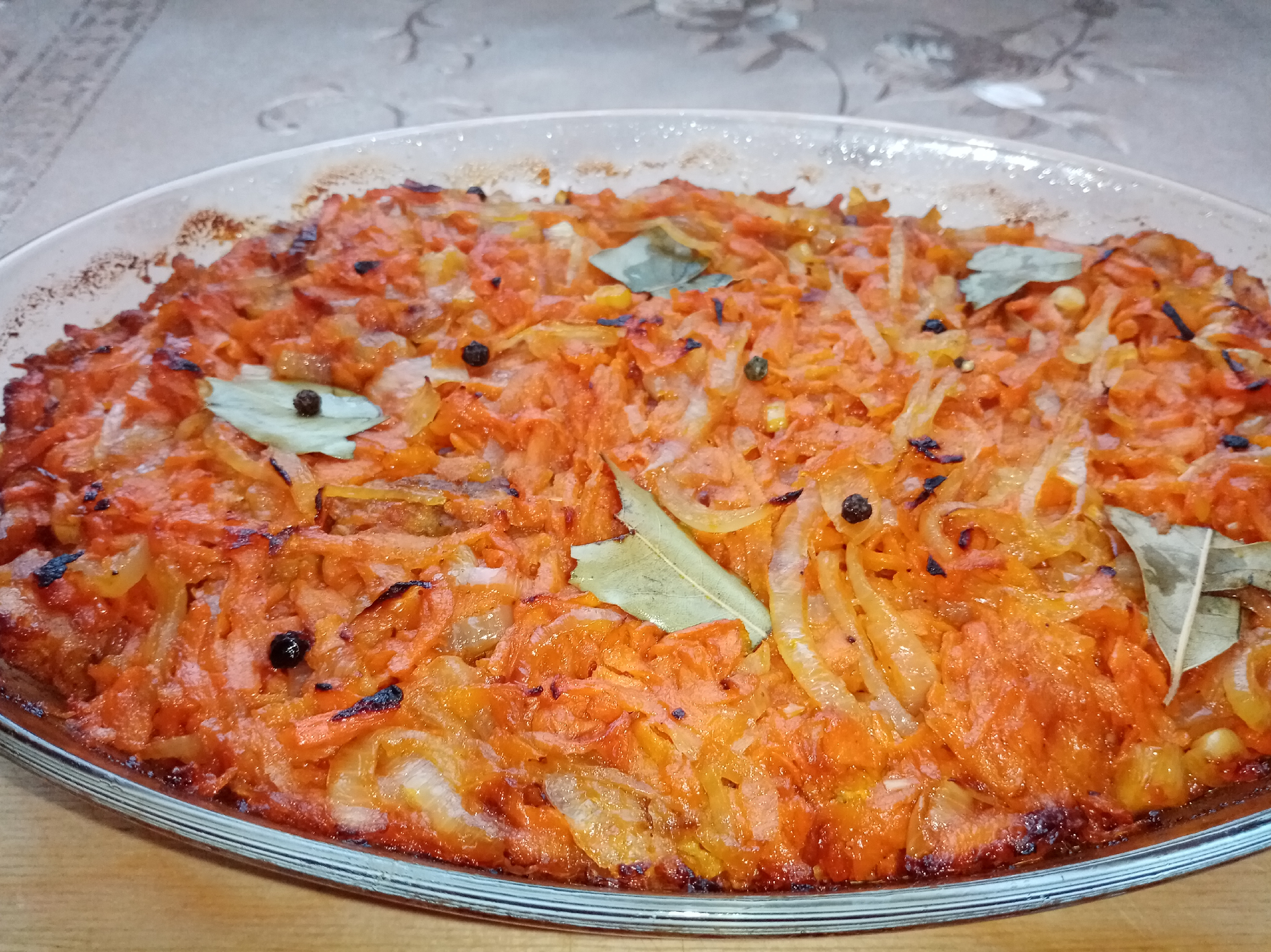 Скумбрия под маринадом классический. Скумбрия тушеная с морковью и луком. Скумбрия на сковороде с луком и морковью. Скумбрия на сковороде с луком и морковью со сметаной. Скумбрия с луком и морковью