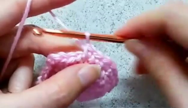 Вязаные цветы. Вязаные цветы крючком. Видео мк вязанная. Вязаные цветочки. Крючок "цветок".