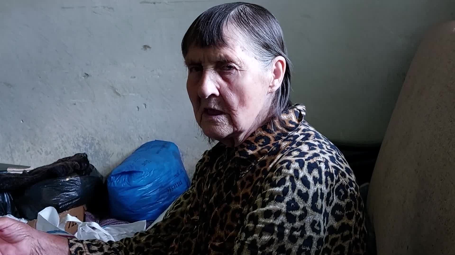 Та бабка. Володин и пенсионерка. Колоритный старик. Бабушка 82 года. Бабушка это такая женщина у которой нет своих детей.