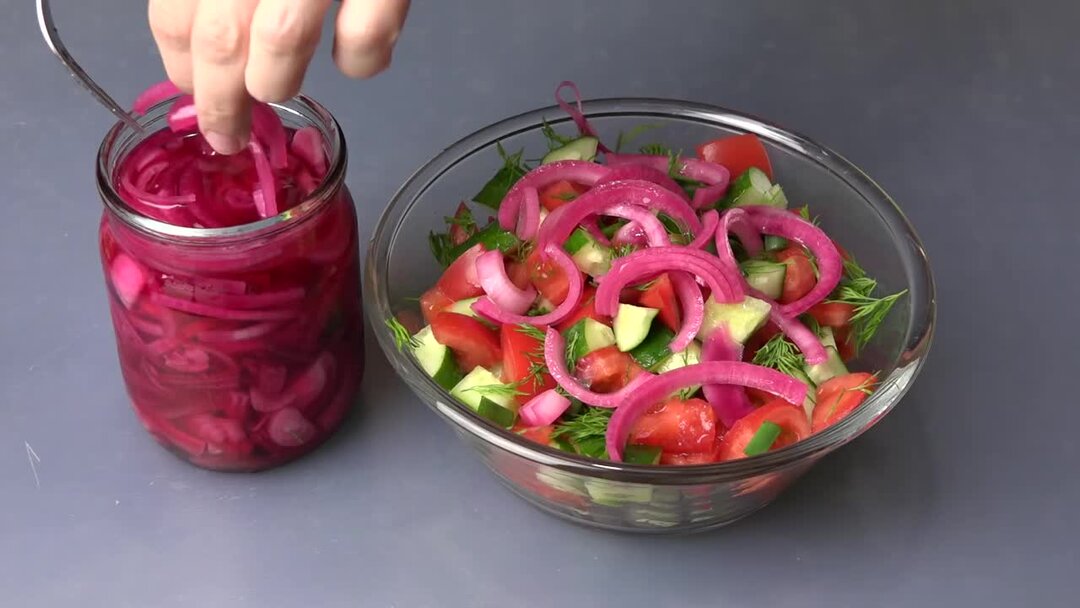 маринованный лук в банке. маринованный лук кухня наизнанку для салата быстро. маринованный лук рецепт кухня наизнанку. ჭარხალი маринованое.