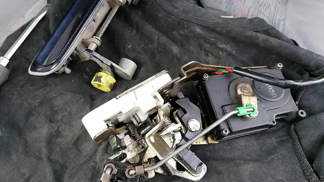 Химчистка пола и замена центрального замка - Mazda MPV II, 2 л, 2002 года своими