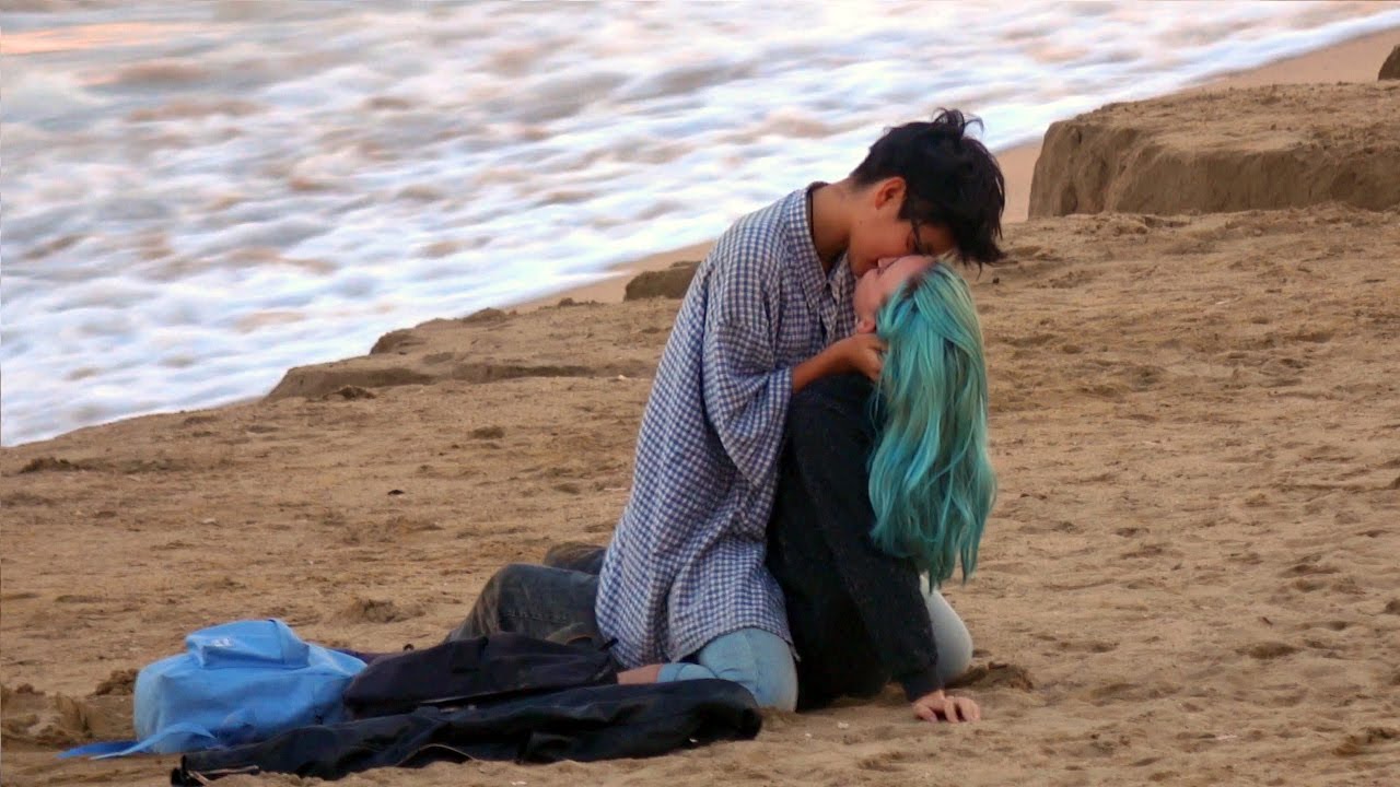 Девушка целуется с бомжами. Девушка целует девушку пляже. Две девушки целуются на пляже. Поцеловал незнакомку на пляже. Девочки сосутся на пляже.