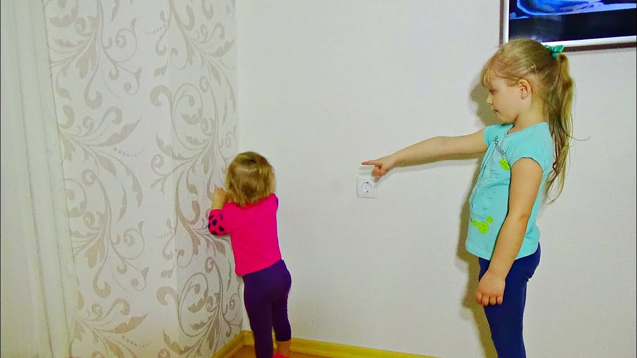 Девочку поставили в угол. Ребенок плачет в углу. Девочка наказана в углу. Ребенок стоит в углу. Девочка сидит в углу.