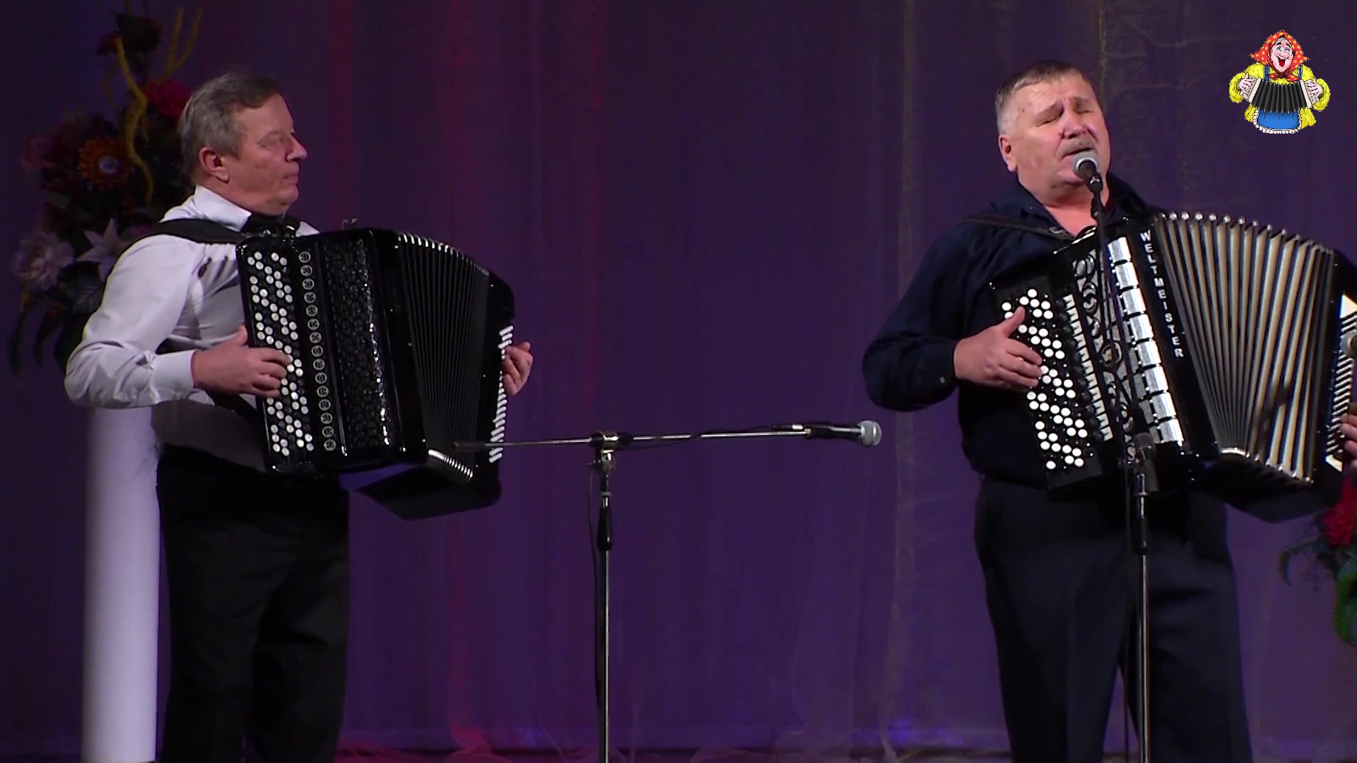 мужичок с гармошкой королева. рафиль мусин баянист. клип мужички. наташа королёва мужичок. парень с баяном.