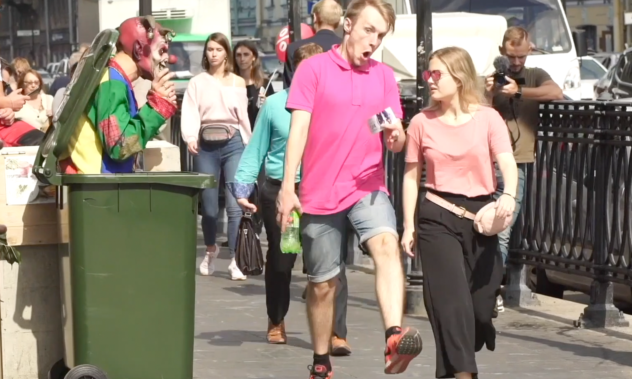 Пранк на эскалаторе девушка. Поцелуй пранк в тц. Реакция людей на богатую девушку. Девушка пранкер. Пранки над людьми на улице весёлые.