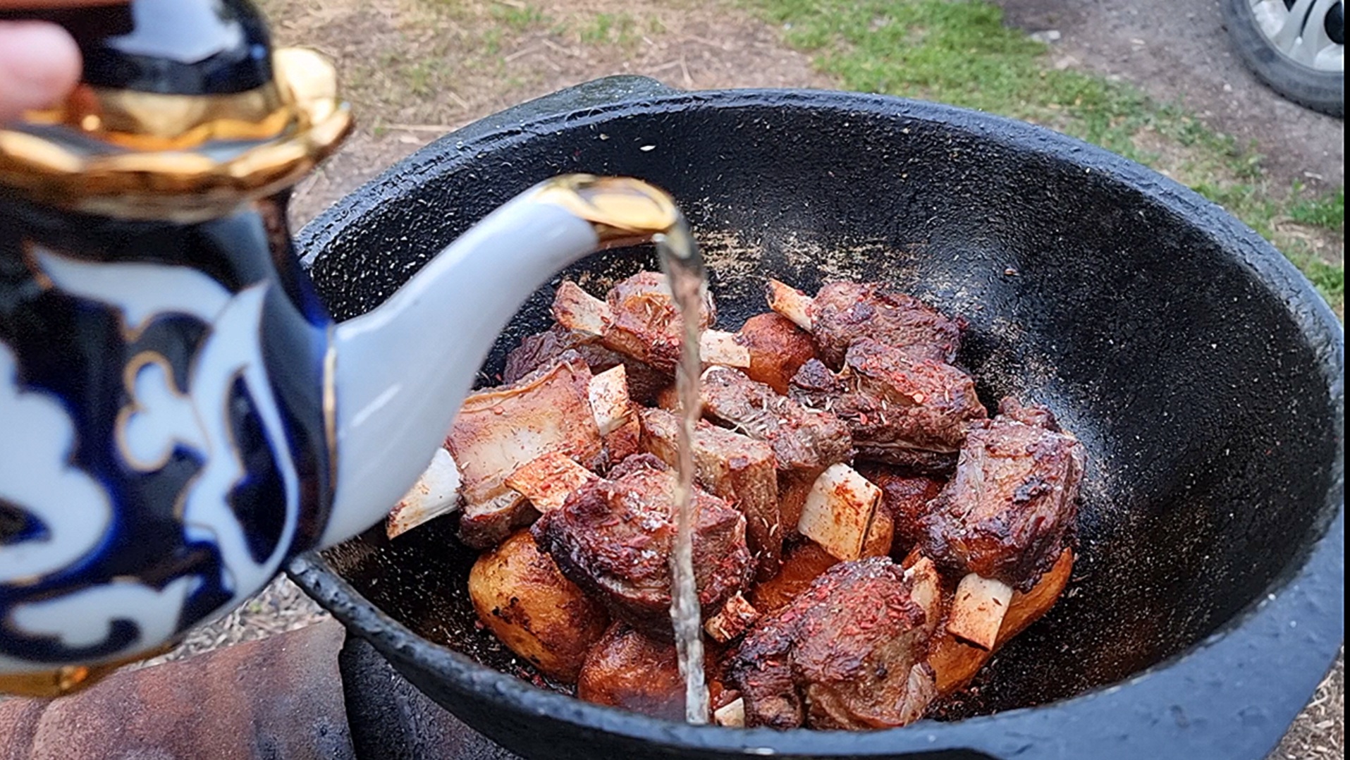 Казан кебаб с картошкой в казане рецепт. Шейка казан кебаб. Мясо в казане. Узбекский шашлык. Кебаб шашлык на тарелке.