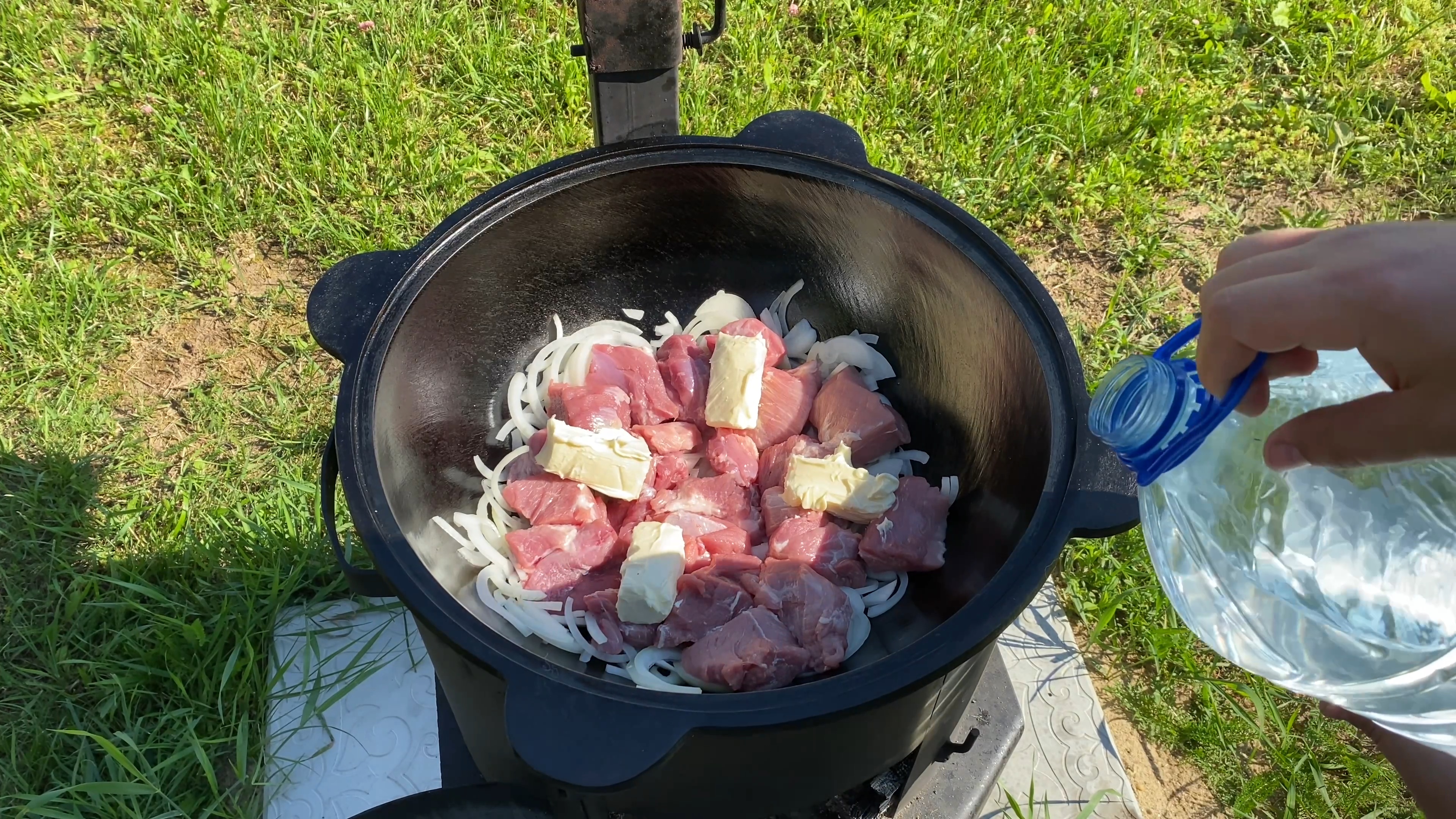 Мясо в казане на костре только мясо