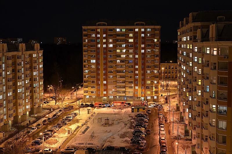 ночной вид из окна. 02 24 дом вечерний. двор ночью. дача ночью. российский двор ночью.