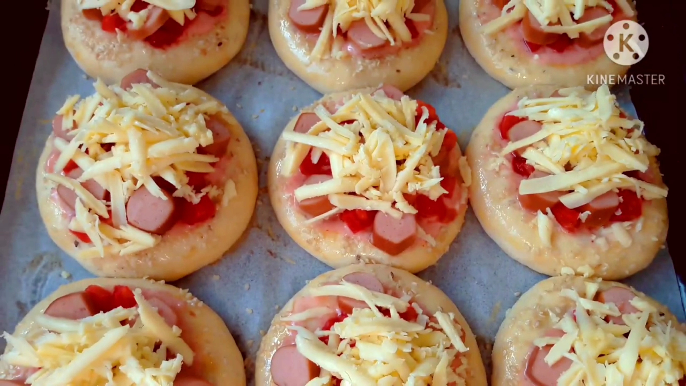 Новогодние мини пиццы. Мини пицца для детей. Рецепт мини пиццы на тесте. Мини- пицца сверху. Домашние мини пиццы.