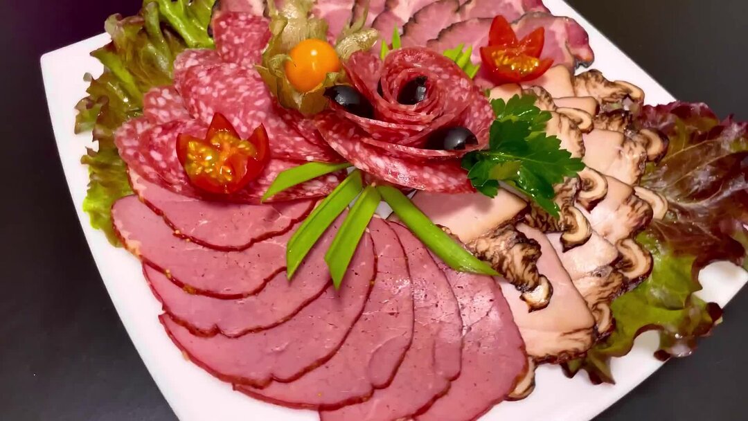 Как оформить мясную нарезку на праздничный стол