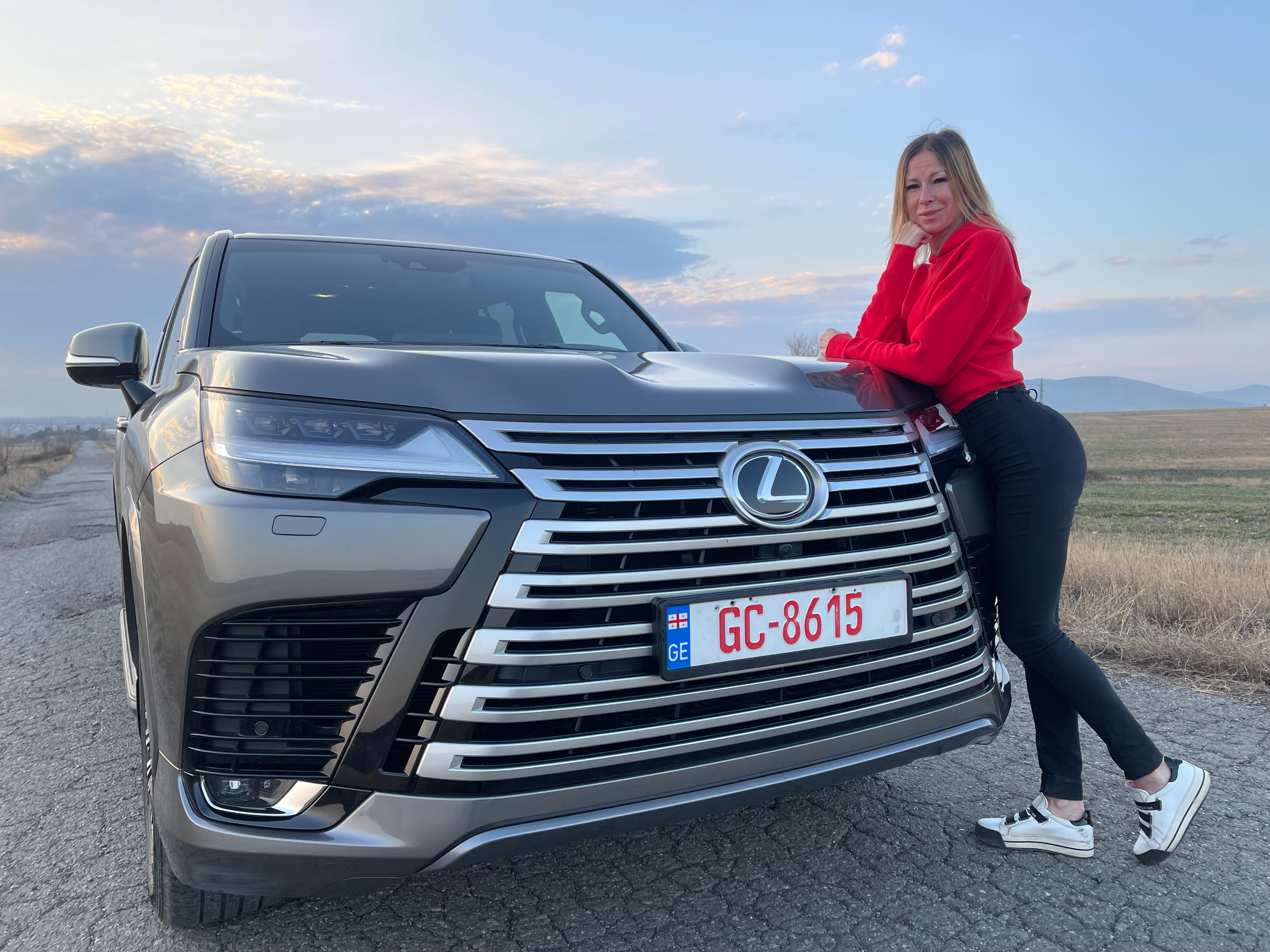 Lexus life. Лексус 2021. Лиса рулит Тойота 2022. Лексус кабриолет 2021. Лексус харек 2021.