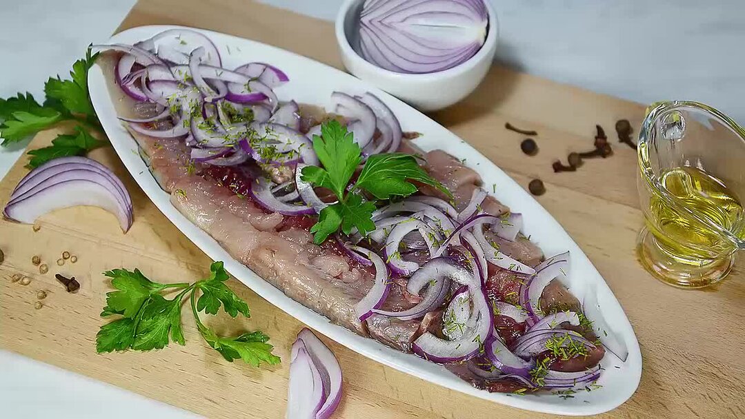 Селедочка с лучком. Селедка мясо. Мексиканская селедочка 4 буквы. Селедочка под водочку. Селедка вид сверху.