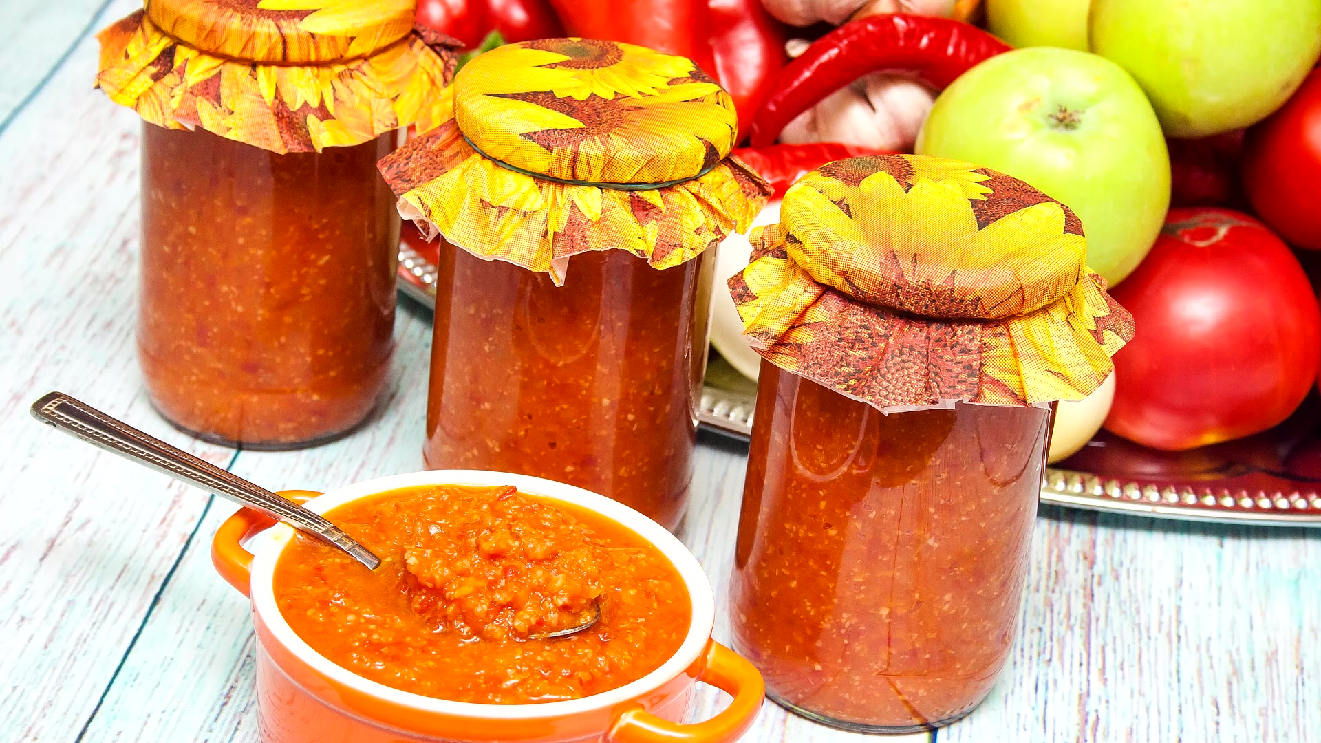 женщина маринует грибы. томатно базиликовый соус.