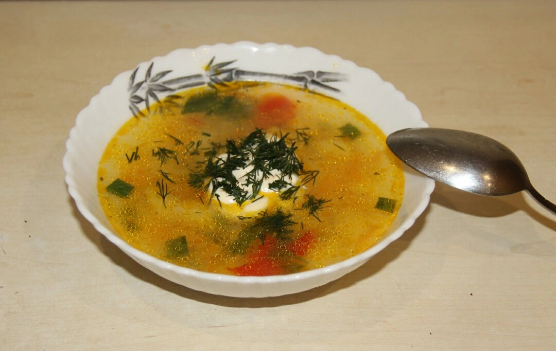 Щи из кислой капусты. Можно варить щи из замороженной капусты. Щи с капустой в кастрюле. Щи с солеными огурцами. Суп из капусты и щавеля.