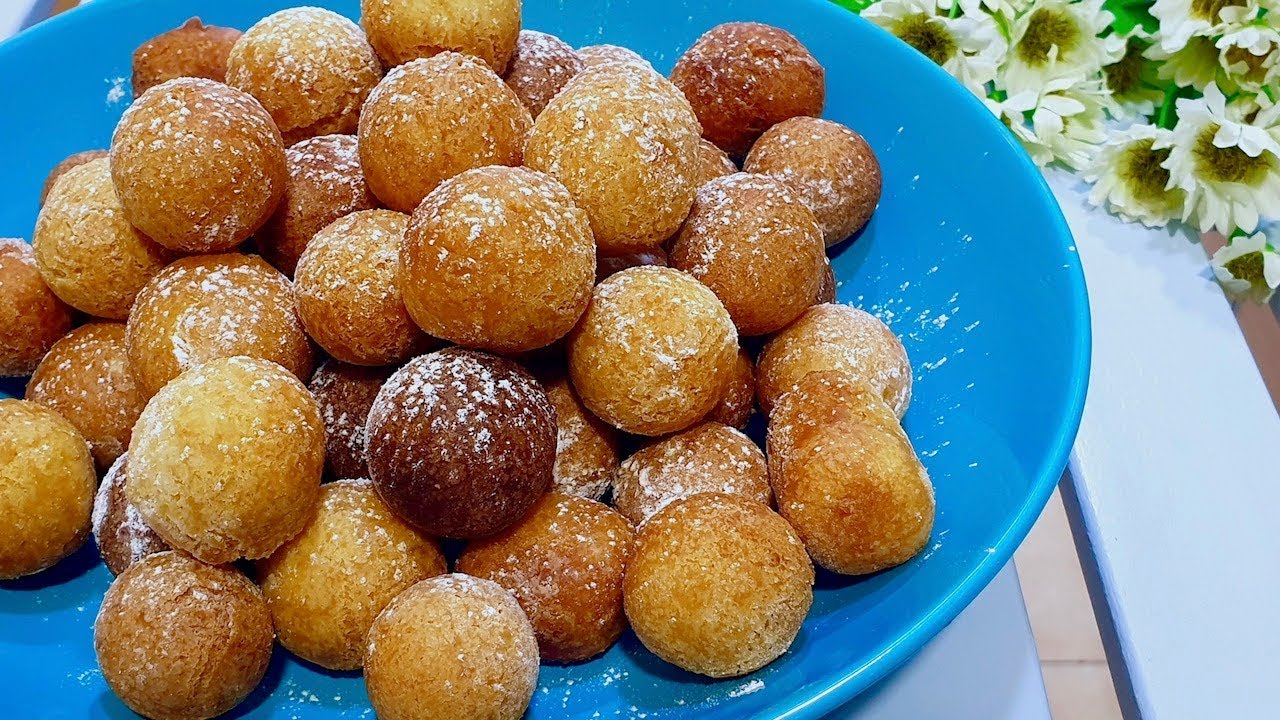 выпечка со сгущенкой шарики. песочные орешки со сгущенкой. пончики с сахарной пудрой и сгущенкой. круглые пончики со сгущенкой. выпечка со сгущенкой шарики.