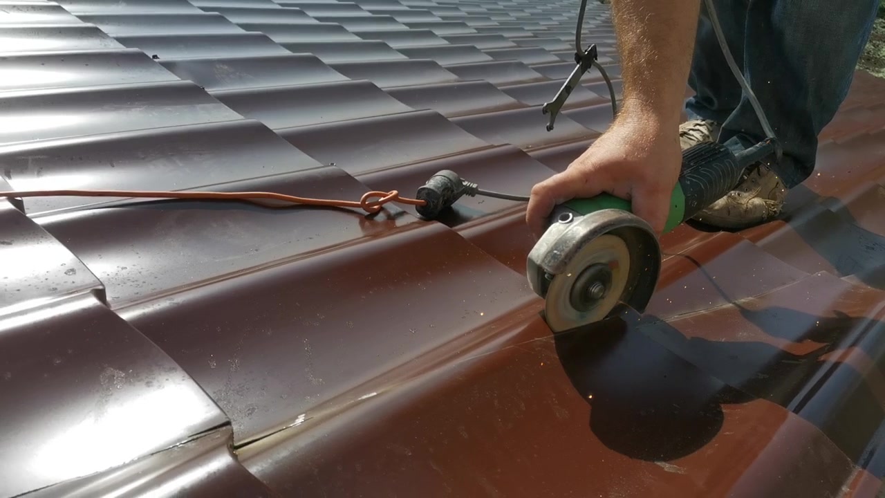 Резка профлиста болгаркой. Dt76020 насадка ножницы по металлочерепицы деволт. Резка металлочерепицы. Макита для резки металла черепицы. Ножницы просечные по металлочерепице edma - 011355.