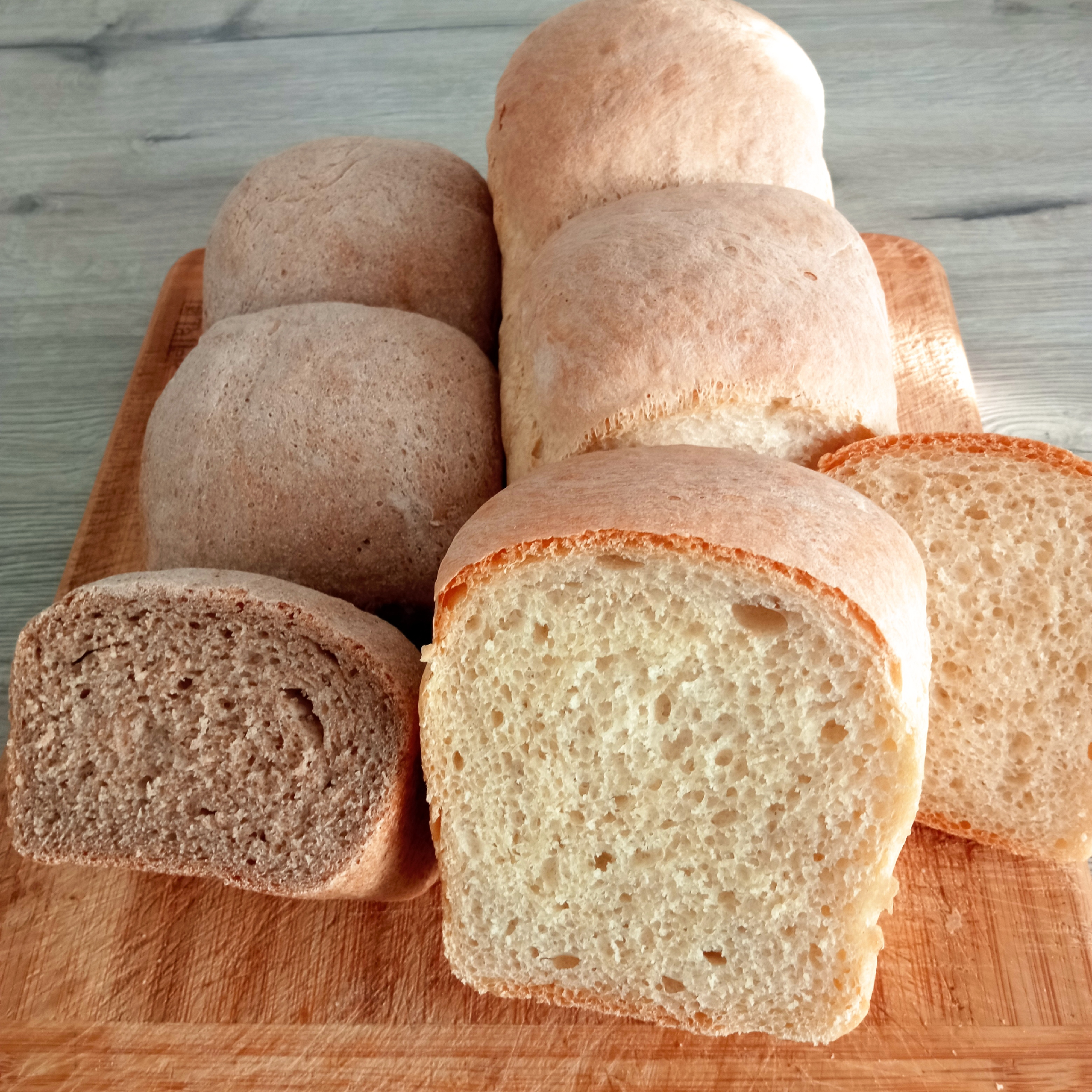 Пшеничное 1 рецепт. Серый хлеб. Круглый серый хлеб. Белый и серый хлеб. Ржаной хлеб.