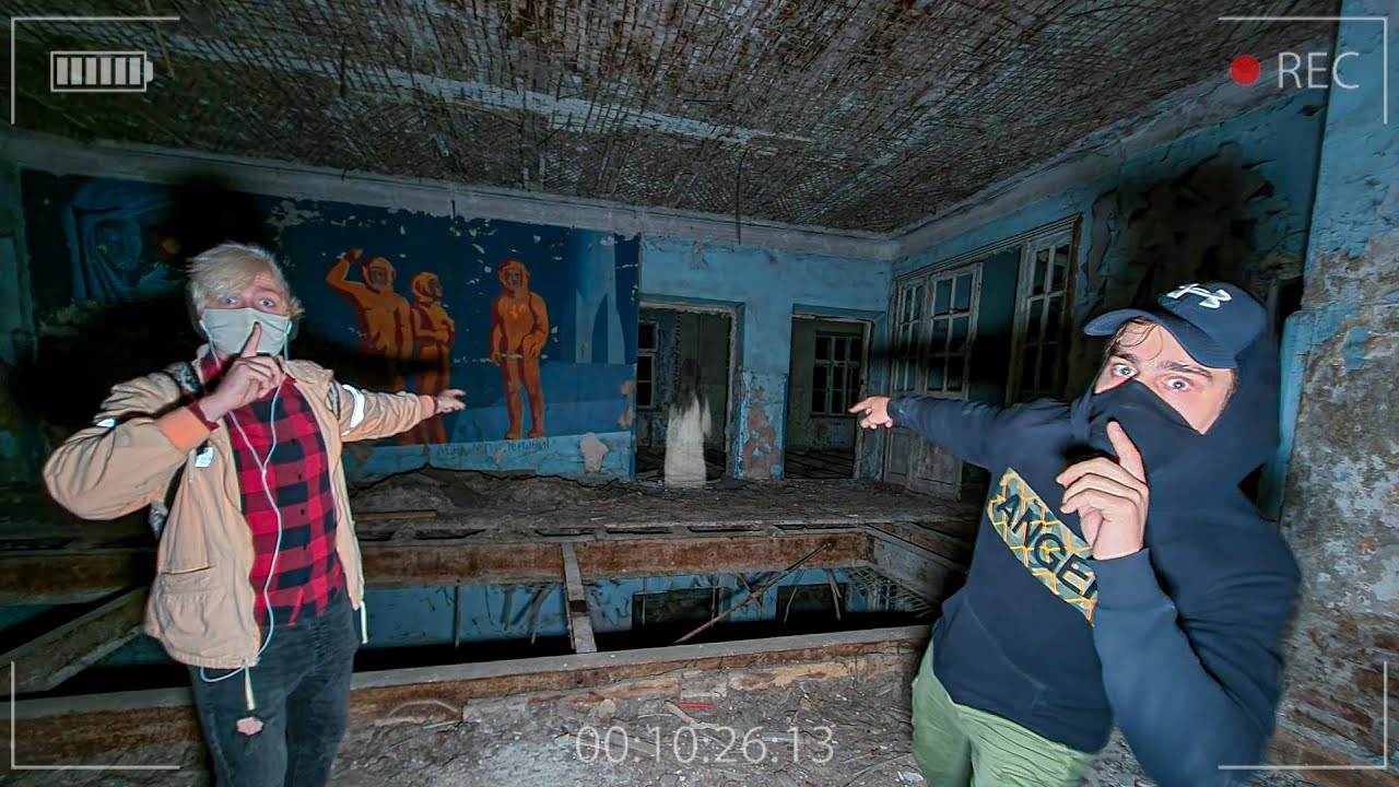 Заброшенный город. Девочек на заброшках видео. Девушка в заброшенном здании. Фотосессия в заброшенном здании. Компания подростков в заброшке.