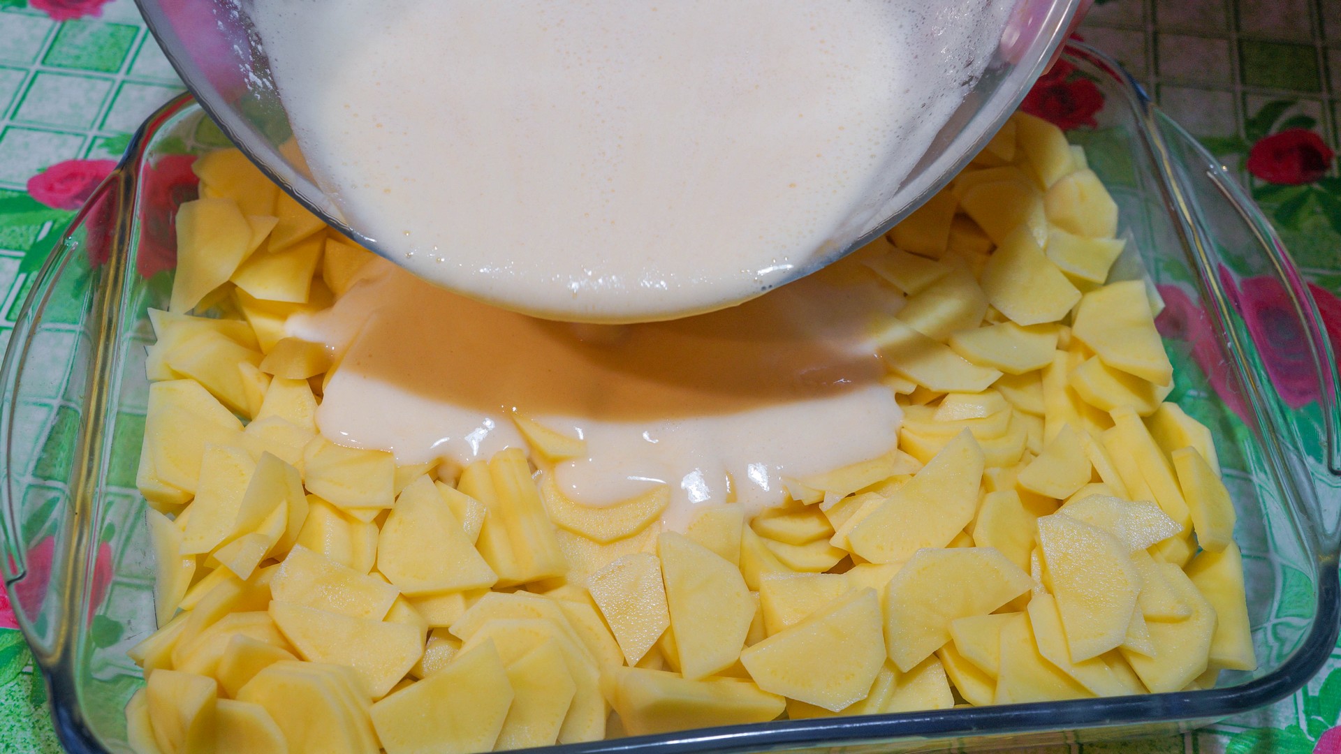 Картошку залило водой. Жареная картошка с кефиром. Картофель в заливке. Картофель с кефирным соусом. Заливаем картошку яичной смесью.