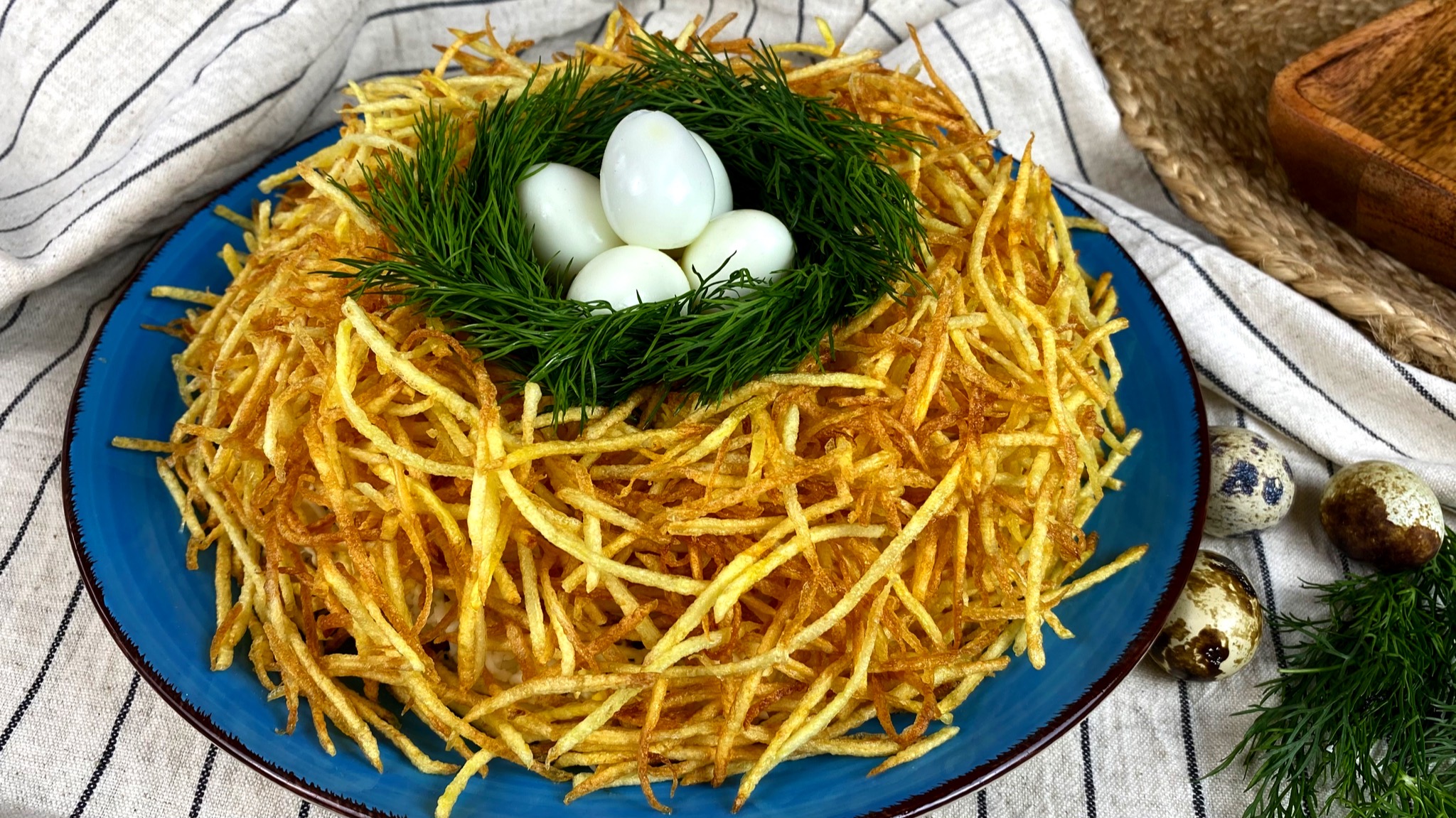 Вкусные салаты гнездо глухаря. Салат глухариное гнездо. Гнездо глухаря с перепелиными яйцами. Глухарь яйца в гнезде.