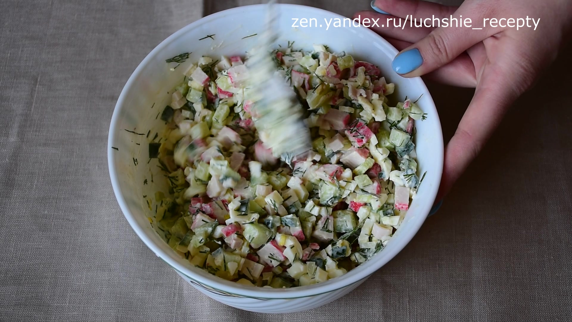 салат с крабовыми палочками и кукурузой и огурцом свежим и яйцом рецепт фото пошагово