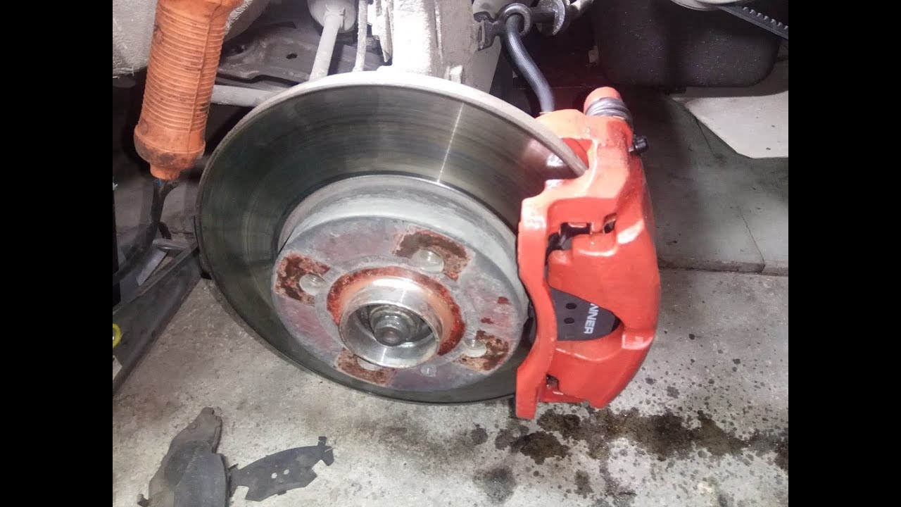 Заклинивание суппорта тормозной системы. Может ли клинить суппорт. Заклинило суппорт. Направляющие колодок суппорта. Подклинивает задний суппорт.