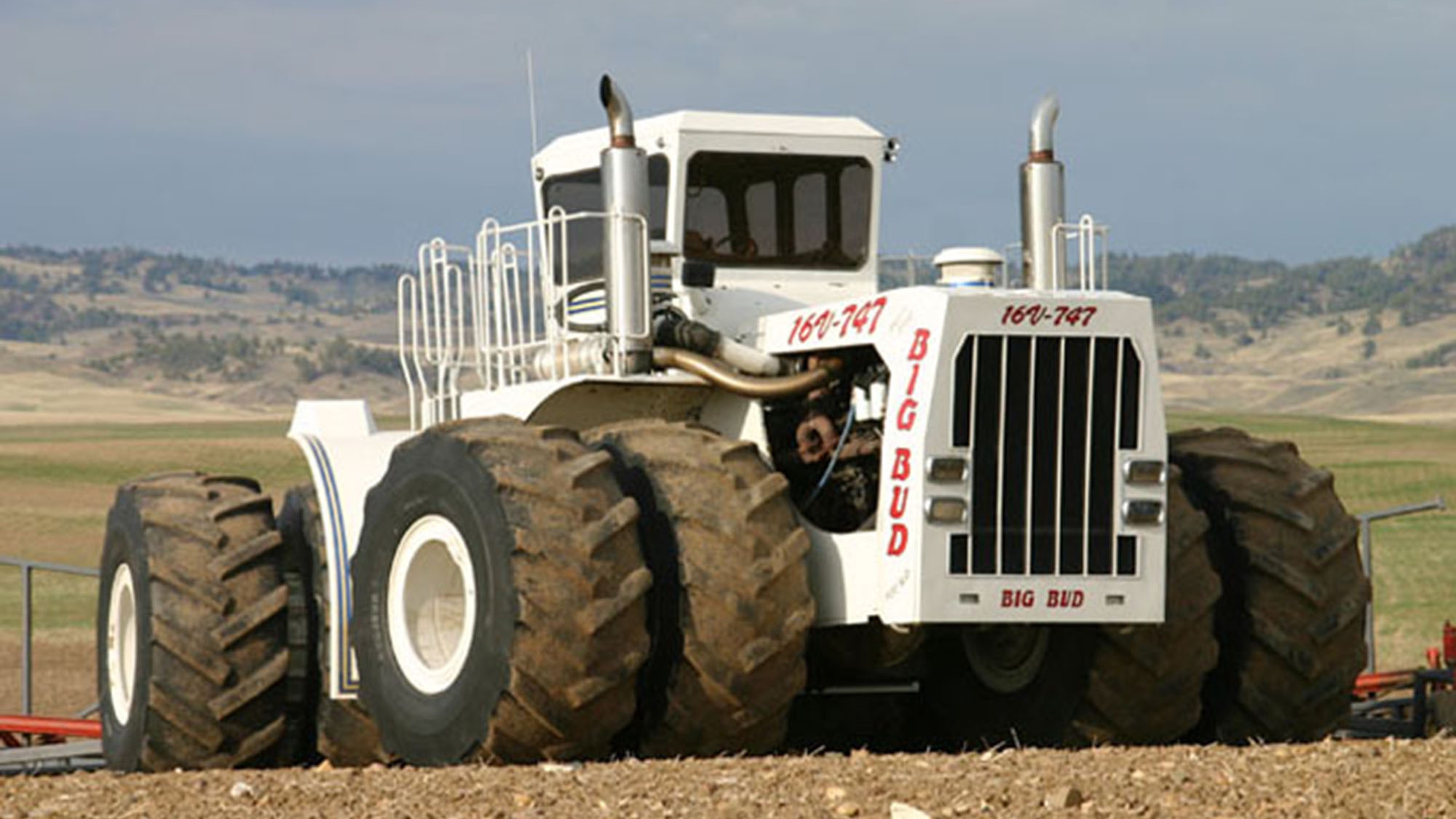 Большая машина трактор. Трактор big Bud. Big Bud 16v-747. Трактор Биг буд 747. Мощный трактор big Bud.