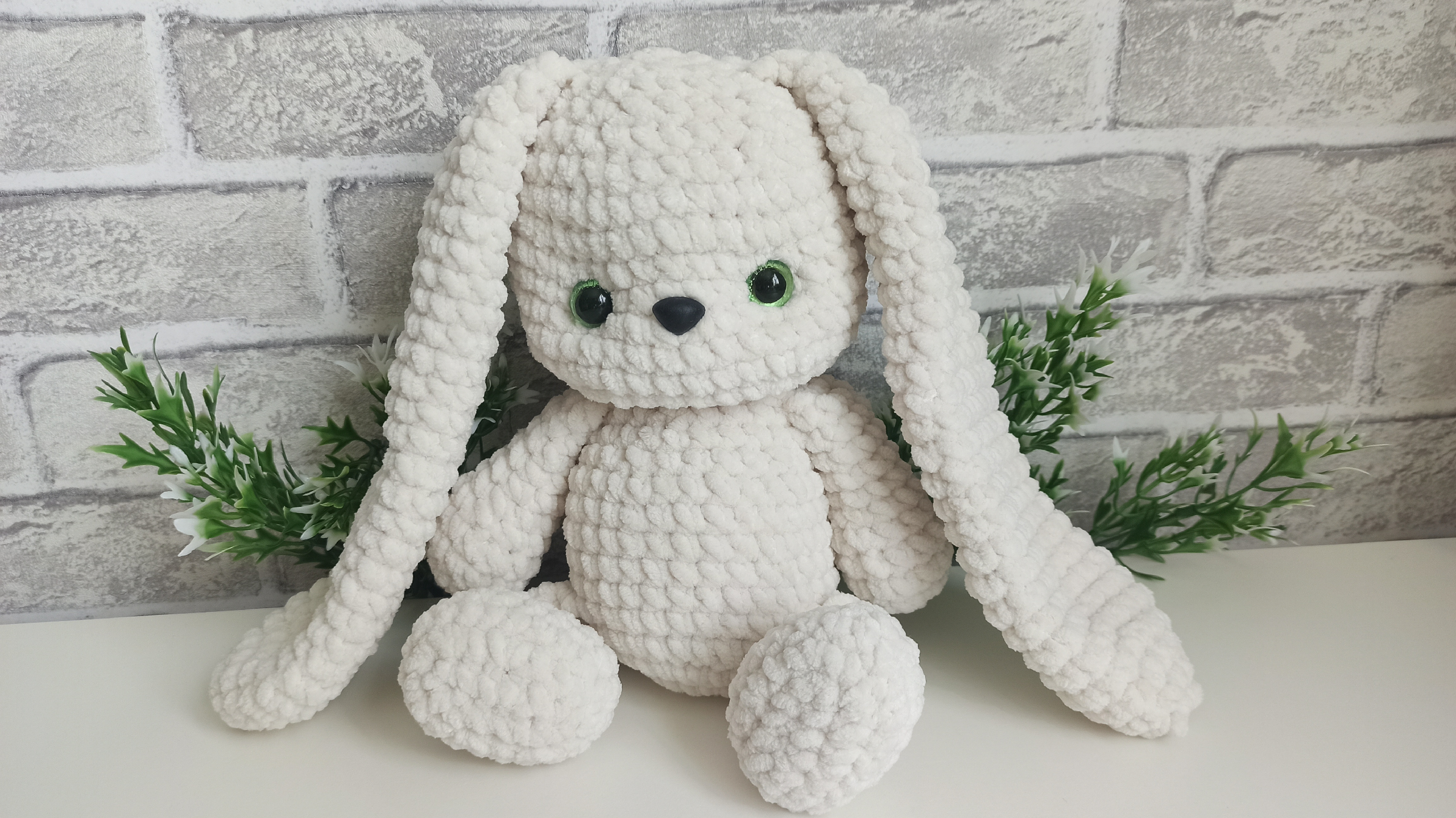 Зефирный зайка амигуруми. Зайка крючком из плюшевой пряжи. Зайки из плюшевой пряжи крючком видео. Плюшевый зайка юлия дейнега. Зайка амигуруми ализе пуффи.