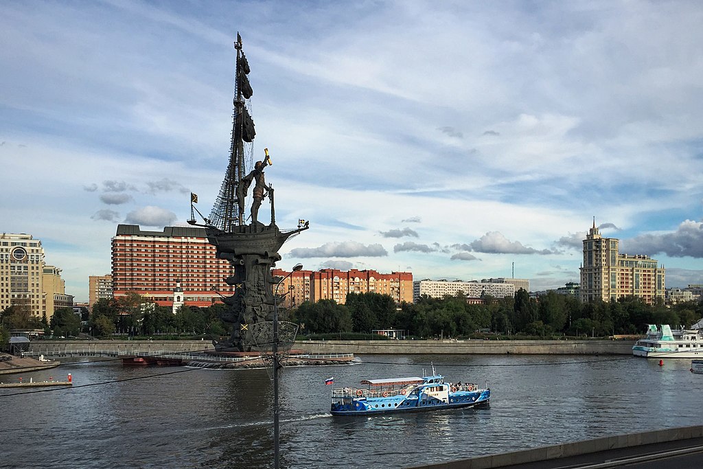 См 1 москва. Берсеневская набережная памятник Петру 1. Памятник Петру первому на Москве реке. Памятник Петру 1 в Москве на набережной. Крымская набережная памятник Петру.