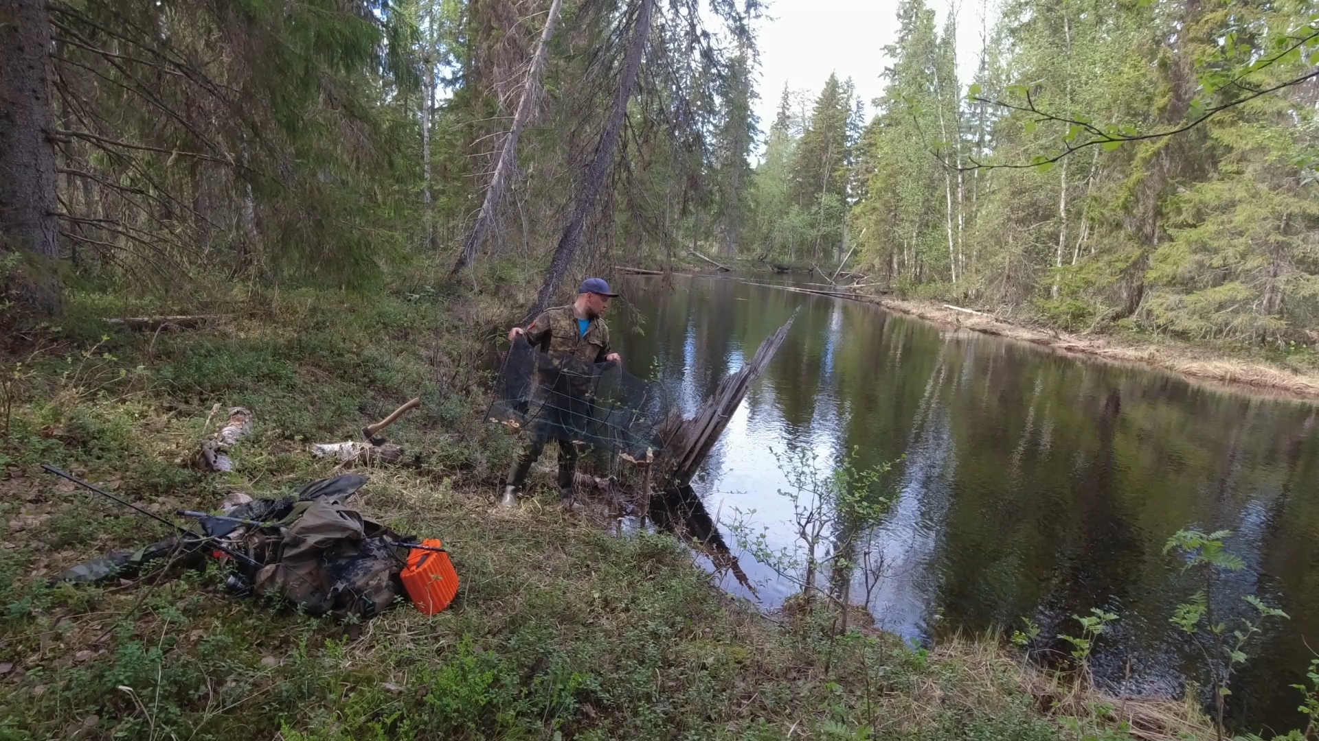 жизнь отшельников рыбалка. рыбацкая избушка в тайге. бушкрафт лесная тайга. робинзоны тайги таежные отшельники. жизнь отшельников рыбалка.