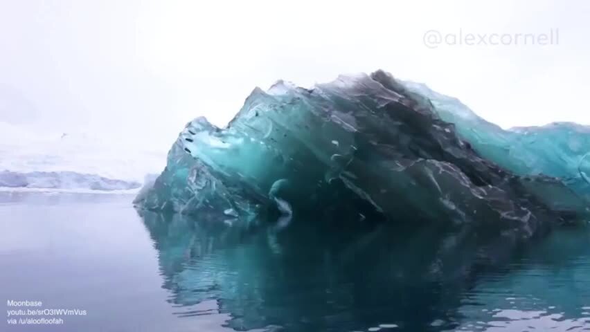Айсберг переворачивается