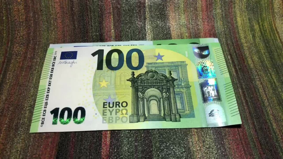 100 евро 2002 года. 100 евро купюра. Евро купюры 100 евро. 100 евро оригинал. 100 евро старого образца.